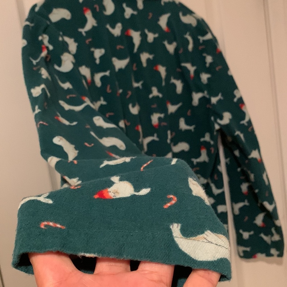 Christmas seal 🦭 pajama top long sleeved seals w hats candy canes used & cute - Picture 14 of 17